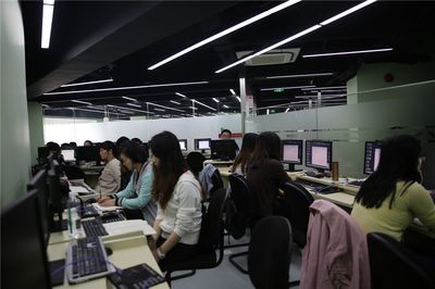 上海服裝設(shè)計培訓 實戰(zhàn)教學賦能，技能學歷與就業(yè)全方位護航